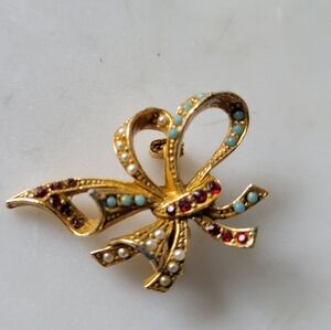 Vintage Gilt Bow brooch with rhinestones